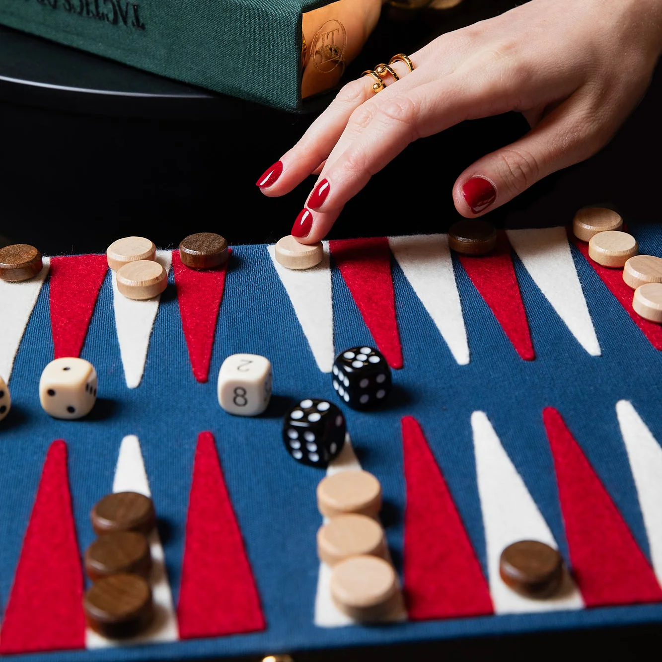 The Backgammon Book (Red - Giant Game Board Clutch) - Image 5